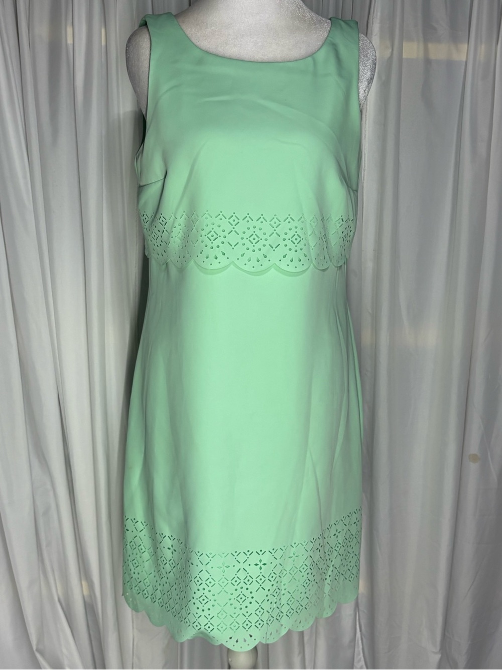 White House Black Market Size 4 Womens Sleeveless Laser Cut Shift Dress